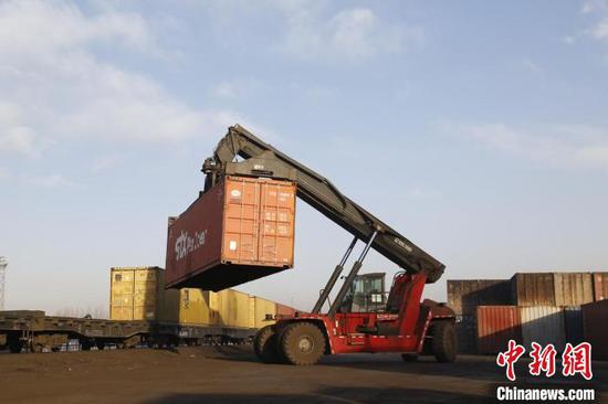 新疆开行首趟喀什至阿拉木图点对点班列，助力区域经贸发展