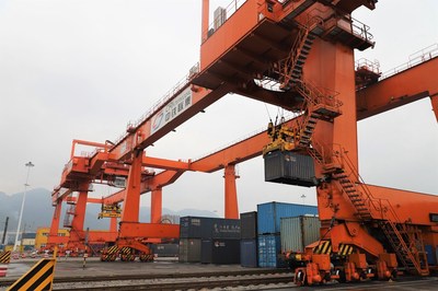 新春走基层 中欧班列“抓娃娃”的“最佳玩家”——货物吊装实录